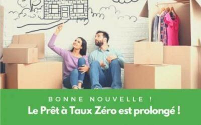 Couple assis au milieu de cartons de déménagement